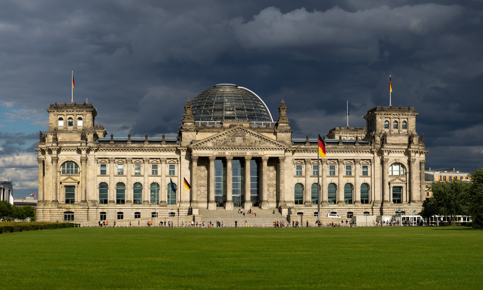 Dunkle Wolken über dem Reichstag